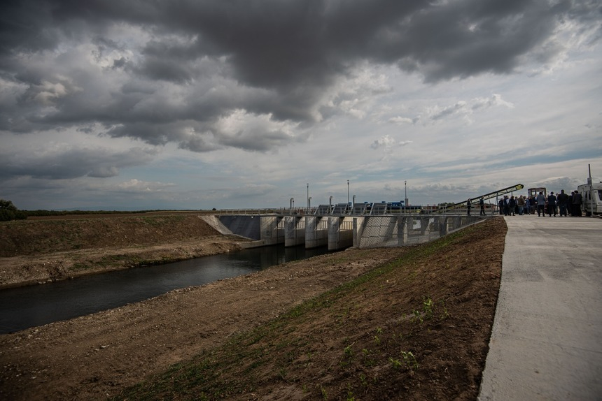 Primul dintre cele 12 sisteme de filtrare a deşeurilor pentru a împiedica trecerea gunoiului fluvial în ţările vecine, instalat în judeţul Bihor