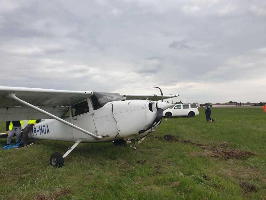 Aterizare forţată a unui avion de mici dimensiuni, lângă Ploieşti. Pilotul şi încă o persoană au răni superficiale