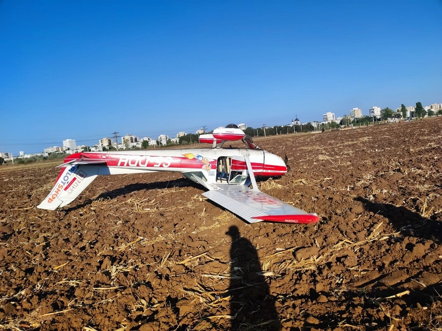 Aterizare forţată a unui avion de mici dimensiuni, lângă Ploieşti. Pilotul şi încă o persoană au răni superficiale – FOTO