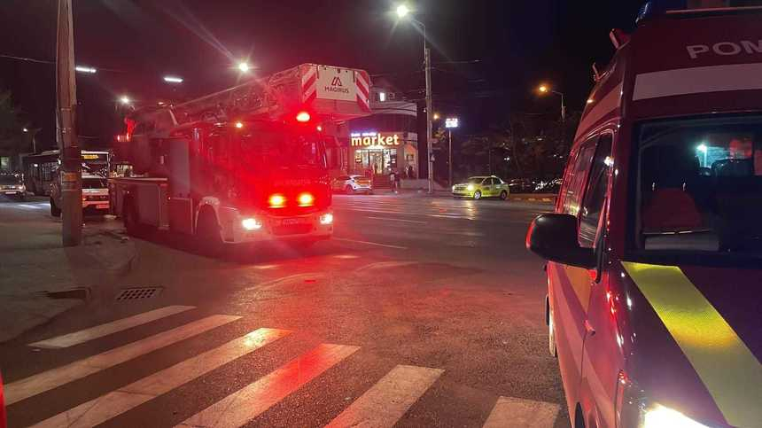 Incendiu într-un bloc din Iaşi, 50 de persoane fiind evacuate