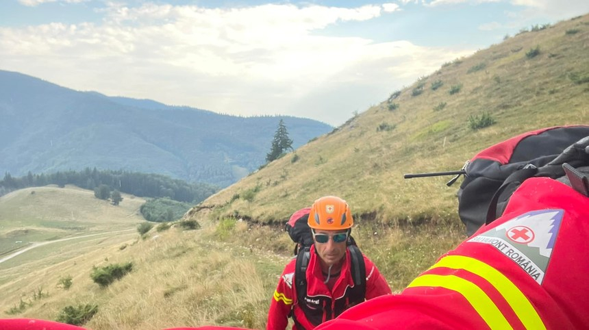 Argeş: Doi adulţi şi doi copii, surprinşi de furtună pe munte / Cei patru au fost recuperaţi de salvamontişti / Zona de munte este sub cod portocaliu de vreme rea