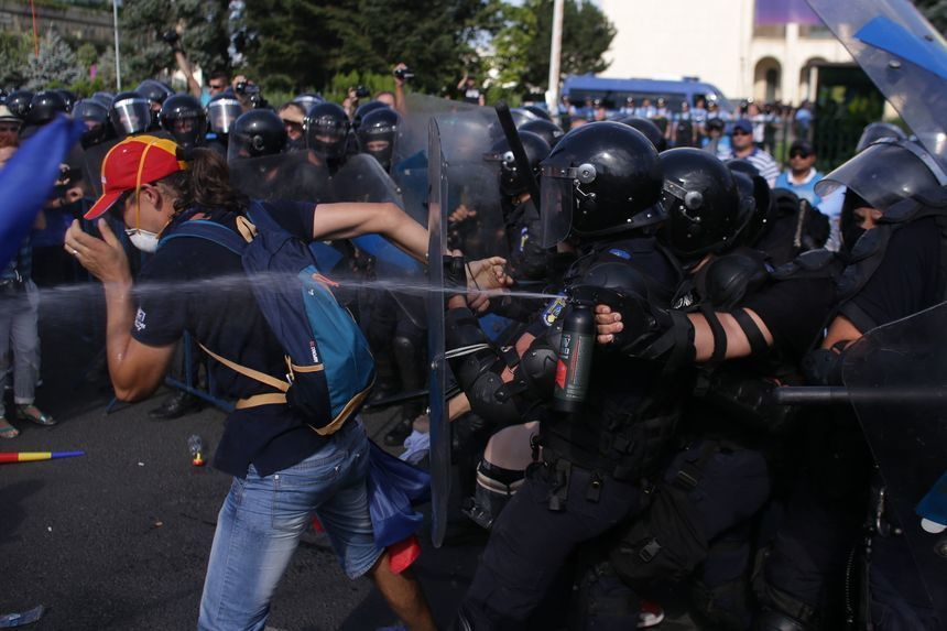 Comunitatea Declic solicită urgentarea anchetei privind violenţele din 10 august 2018/ 24 de jandarmi sunt urmăriţi penal / Astăzi, în Piaţa Victoriei, are loc protestul „10 august – Nu uităm şi nu iertăm”