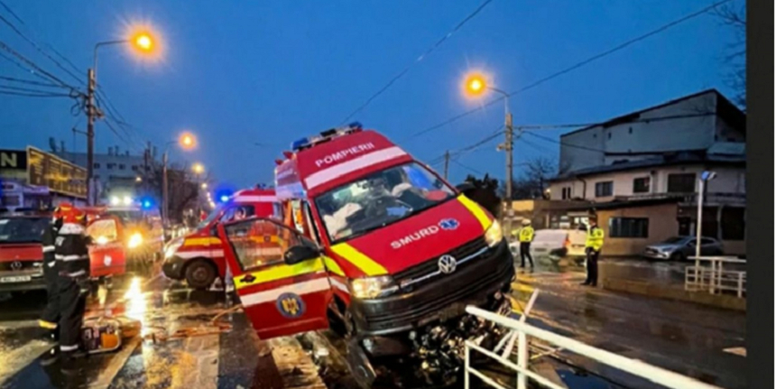 O ambulanţă SMURD a lovit un refugiu de tramvai, în Capitală. Trei persoane au fost rănite