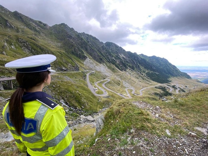 Aglomeraţie pe Transfăgărăşan / Unii şoferi au parcat pe carosabil, blocând circulaţia / Mesaj ironic al Poliţiei Sibiu – Din seria: mie să-mi fie bine, restul se descurcă – FOTO