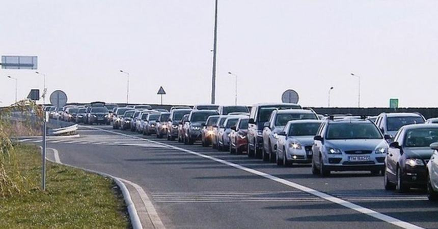 Accident cu trei maşini pe A2, sensul către Capitală. Se circulă în coloană