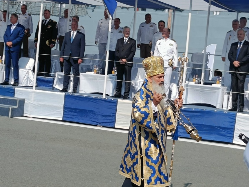 Incident la ceremoniile din Portul militar Constanţa – Slujba oficiată de IPS Teodosie, întreruptă de organizatori / IPS Teodosie: Îi compătimesc pe cei care au făcut asta pentru că înaintea lui Dumnezeu vor răspunde – FOTO