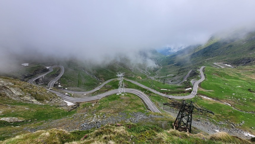 Sibiu: Un bărbat şi un copil, transportaţi la spital după ce motocicleta pe care se aflau a fost lovită de un autoturism, pe Transfăgărăşan/ Traficul se desfăşoară alternativ