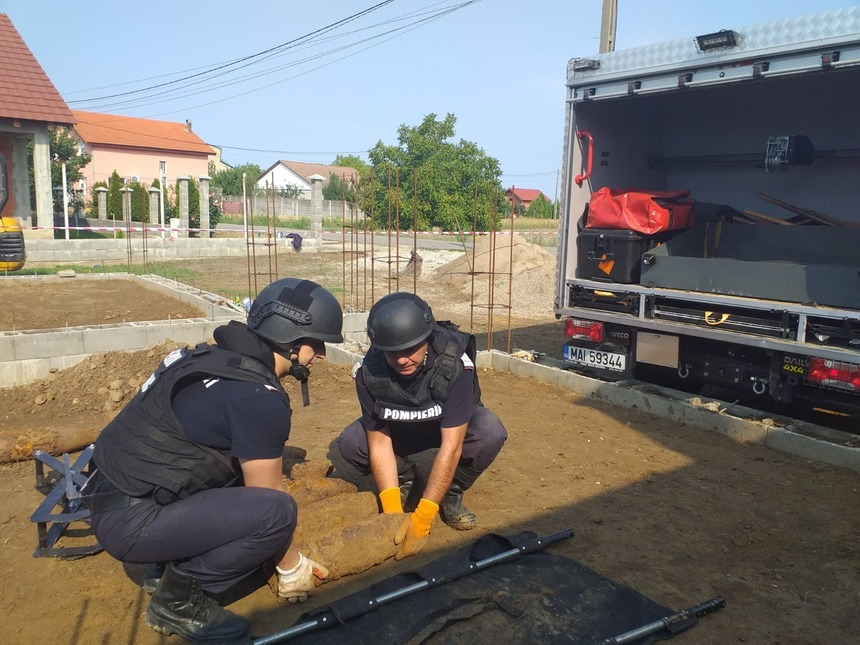 Bihor: Peste 40 de proiectile au fost descoperite în timpul săpăturilor pentru canalizare, în localitatea Biharia. Din cauza riscului ridicat de explozie, unii dintre localnici au fost evacuaţi – FOTO