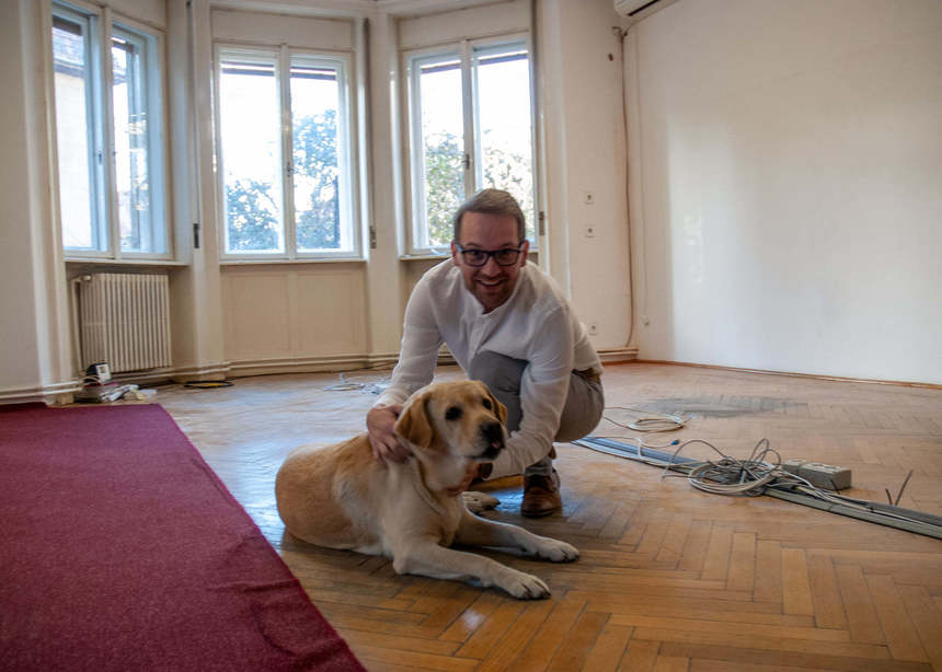 Dominic Fritz anunţă că va propune modificarea unei hotărâri a Consiliului Local pentru a permite locatarilor de la bloc să deţină animale de companie, fără a mai cere acordul vecinilor