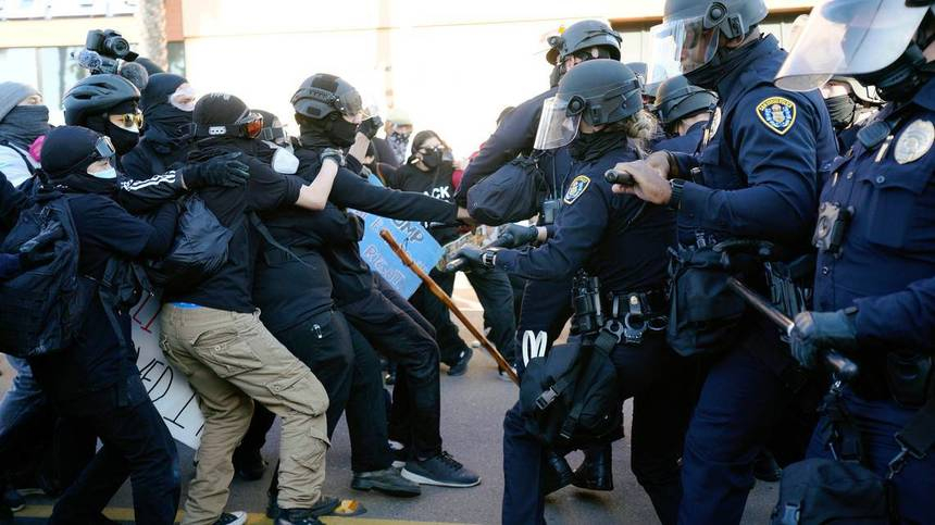 Ciocniri între susţinătorii lui Trump şi contra-manifestanţi la San Diego. Au fost agresaţi şi poliţiştii – VIDEO