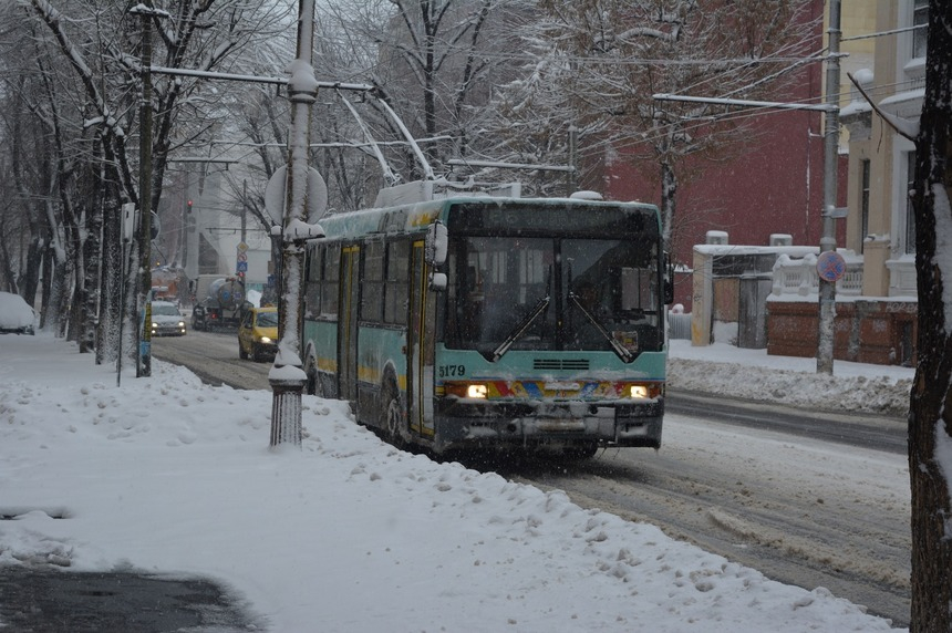 Primăria Capitalei: Peste 400 de utilaje de deszăpezire sunt pregătite să intervină în această noapte pe străzile din Bucureşti pentru combaterea poleiului şi curăţarea zăpezii