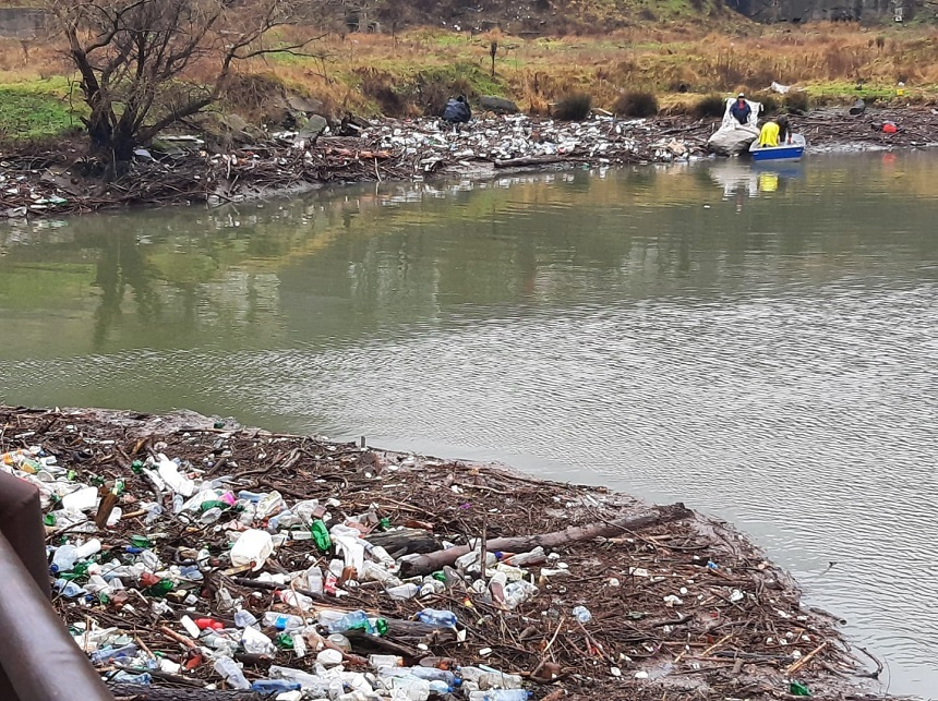 Mehedinţi: Operaţiunea de curăţare a râului Cerna de pet-uri şi material lemnos, îngreunată, după ce un baraj flotor a cedat – FOTO, VIDEO