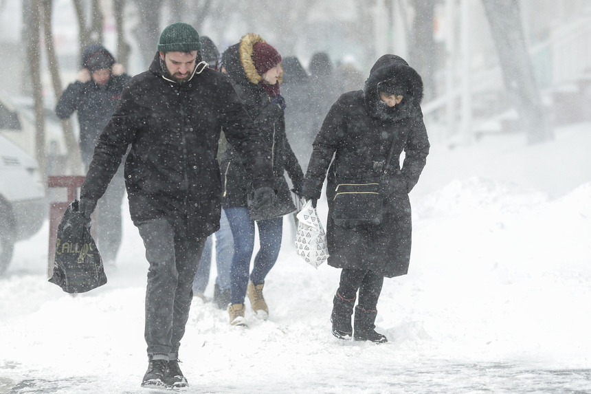 Informare meteorologică de ninsori moderate cantitativ şi intensificări ale vântului în zona montană înaltă, până vineri dimineaţă/ La sfârşitul săptămânii, vremea va deveni rece, geroasă mai ales noaptea şi dimineaţa