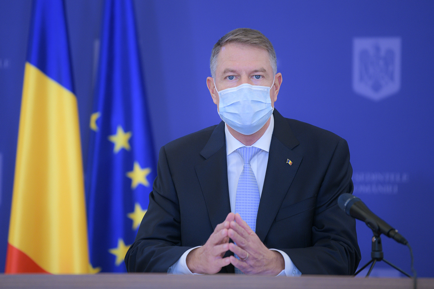 Preşedintele Klaus Iohannis i-a decorat pe scriitorul Ottley Charlie şi pe secretarul general al Administraţiei Preşedinţiei Elene, Papadopoulos Vassilis