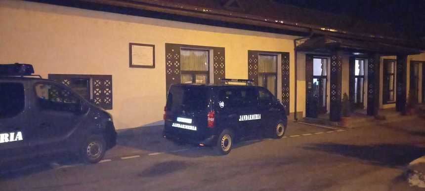 Argeş: Amenzi date de jandarmi patronului unui restaurant care a organizat o petrecere şi unui bărbat care a ieşit din carantină pentru a-şi înnoi paşaportul