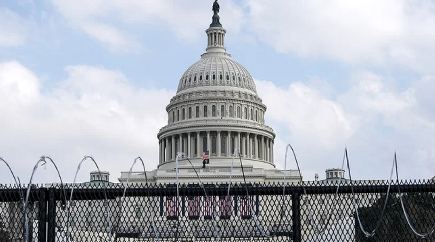 FBI: Mandat de arestare pentru o femeie care ar fi furat laptopul lui Nancy Pelosi din Capitoliu pentru a-l vinde Rusiei