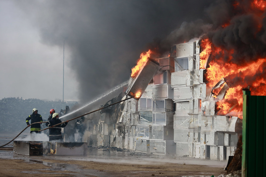 Buzău: Firma de reciclare a deşeurilor pe platforma căreia a izbucnit incendiul va fi amendată pentru depăşirea indicatorilor calităţii aerului – FOTO, VIDEO