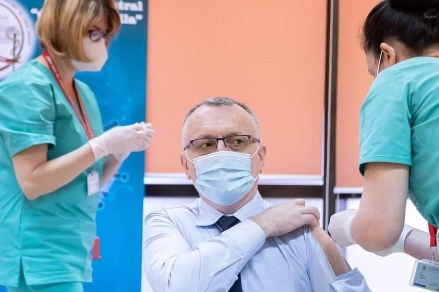 Ministrul Educaţiei a purtat o cămaşă specială, cu o parte din mânecă detaşabilă, pentru a se vaccina: Am participat la campania pentru Consiliul de Securitate ONU, ocazie cu care am fost în peste 70 de ţări mai altfel, care au necesitat vaccinări specifice