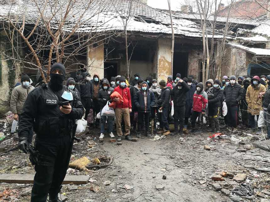 Timişoara: Peste 50 de migranţi, depistaţi într-o clădire deteriorată din apropierea centrului oraşului, dar şi în Gara de Nord – FOTO