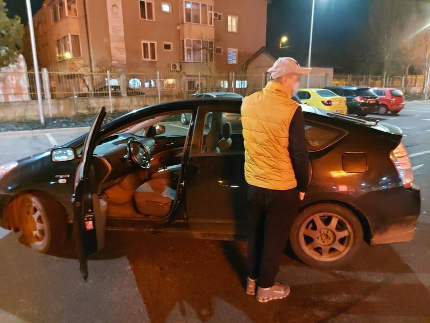 Constanţa: Un ofiţer de la Inspectoratul de Jandarmi, aflat în timpul liber, a prins un şofer care a lovit o maşină parcată, în care era şi un copil de doi ani/ Şoferul încerca să fugă, fiind băut şi având permisul suspendat