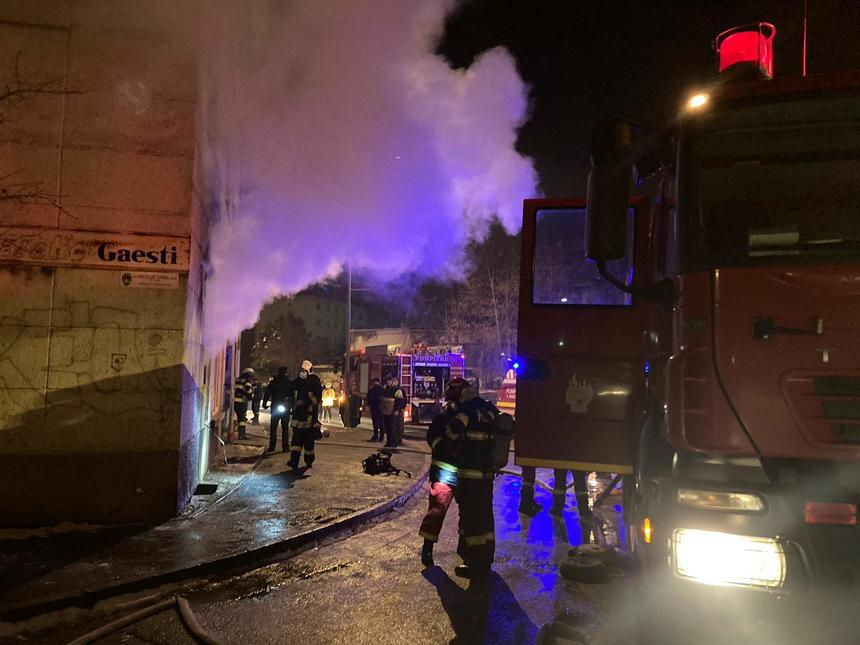 Peste 20 de locatari ai unui bloc din Sfântu Gheorghe, evacuaţi după ce un incendiu a izbucnit într-un atelier de reparaţii aflat la parter – FOTO