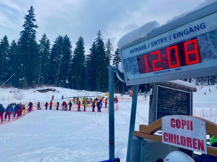 Sute de turişti pe munte, la Poiana Braşov. La Sinaia, instalaţiile de transport pe cablu nu funcţionează la Cota 2000