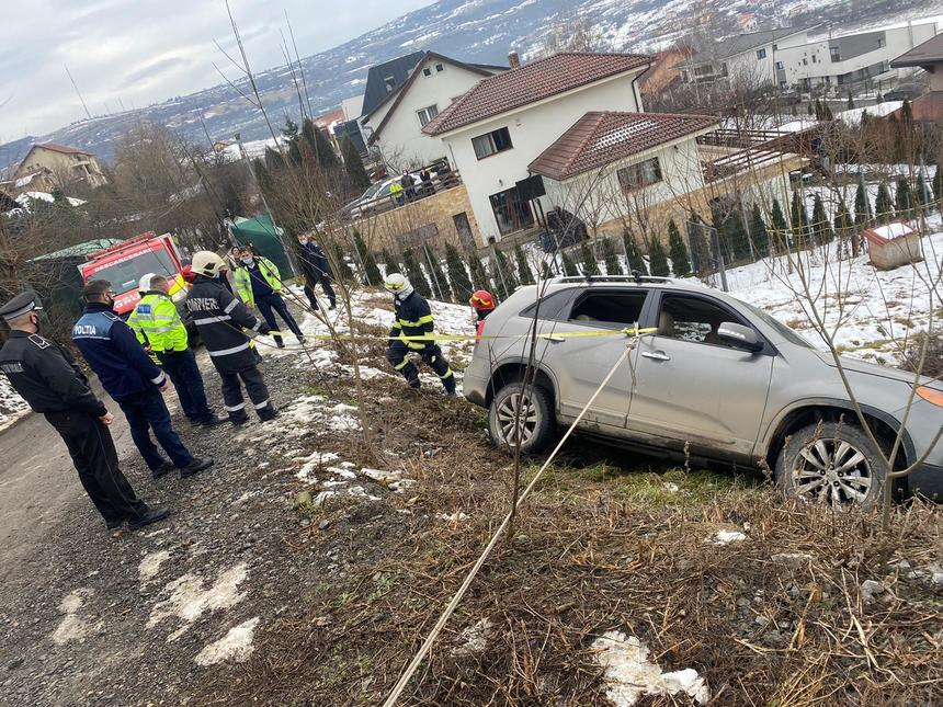 Cluj: Maşină parcată pe marginea unei râpe adâncă de 7-8 metri, în pericol să cadă/ Autoturismul a fost sprijinit de trecători, până la sosirea pompierilor/ Două femei se aflau în maşină