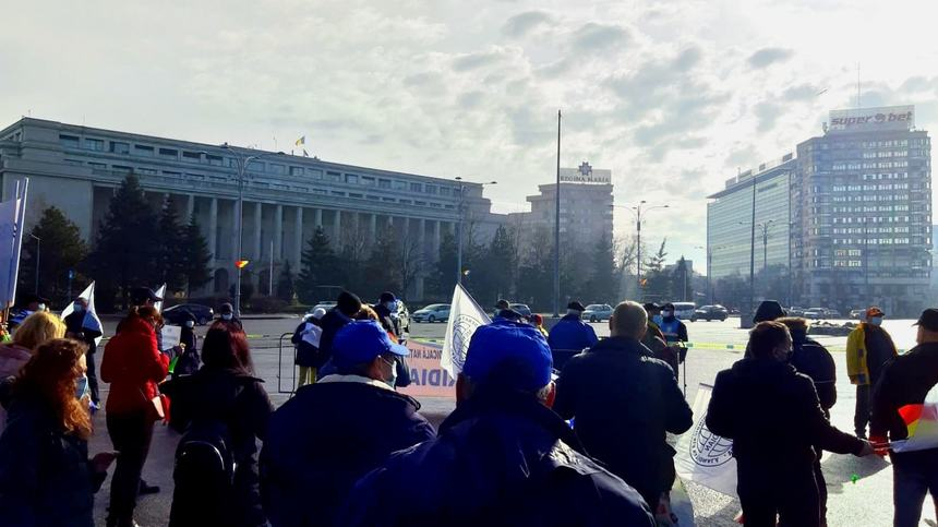 Proteste în Bucureşti, faţă de îngheţarea salariilor şi a pensiilor militare/ În Piaţa Victoriei, aproximativ o sută de persoane pichetează sediul Guvernului/ Revendicările protestatarilor – FOTO