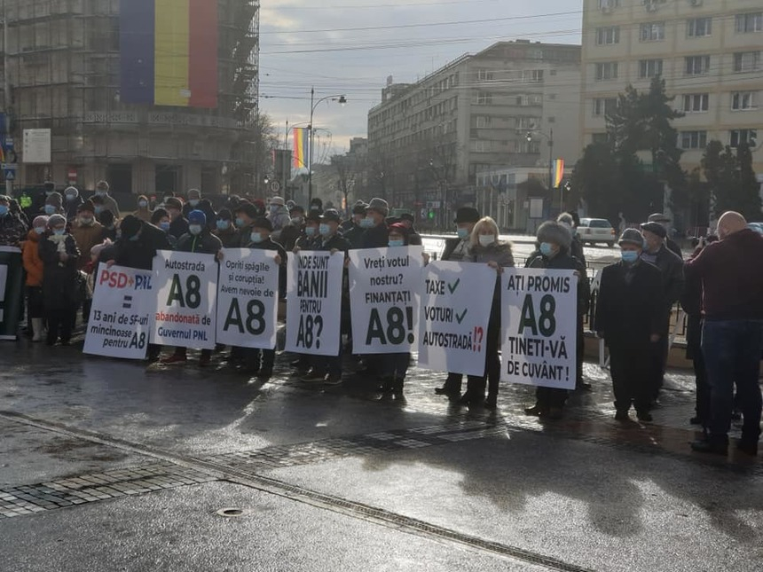 Iaşi: Protest al susţinătorilor autostrăzii, în timpul manifestărilor de Ziua Unirii/ ”Opriţi şpăgile şi corupţia. Avem nevoie de A8” şi ”PSD + PNL = 13 ani de SF-uri mincinoase”, scrie pe bannerele manifestanţilor – FOTO