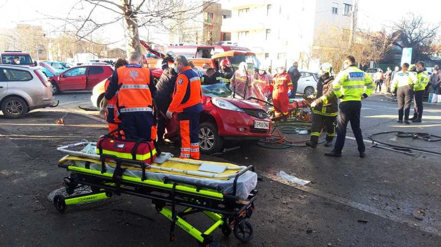 Trei adulţi şi doi copii, răniţi într-un accident produs în Capitală, fiind implicate două autoturisme – FOTO