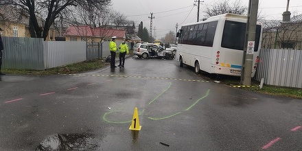 Vrancea – Microbuz cu cinci călători implicat într-un accident. Două persoane au rămas încarcerate – FOTO