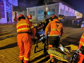 Incendiu puternic într-un bloc din Botoşani. 23 persoane, între care şi trei copii, au fost evacuate. O femeie în vârstă şi un bebeluş au fost transportaţi la spital – FOTO