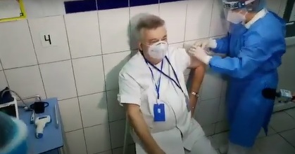 Constanţa: Prima persoană care s-a vaccinat împotriva COVID-19 este medicul primar de la Spitalul Clinic de Boli Infecţioase, Sorin Rugină