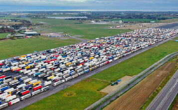 Peste 1.000 de militari britanici, mobilizaţi de Crăciun la depistarea a mii de şoferi de TIR blocaţi în portul Dover din cauza noii tulpini SARS-Cov-2; 26 de pompieri, hrană şi voluntari de la Crucea Roşie, trimişi de Franţa