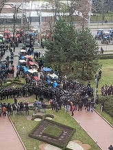 R. Moldova – Proteste ale agricultorilor la Parlament şi ciocniri cu forţele de ordine / Reprezentanţii PAS au anunţat în faţa manifestanţilor depunerea unei moţiuni de cenzură împotriva Guvernului Chicu