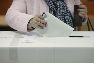 UPDATE – Alegeri parlamentare 2020 – Senat – PSD – 30 %, PNL – 25,56%, USR-PLUS – 15,29 %, AUR – 8,9% / Cameră – PSD – 29,57 %, PNL – 25,16%, USR-PLUS – 14,8 %, AUR – 8.8%. Pro România şi PMP, sub pragul electoral – după numărarea a 94% din voturi