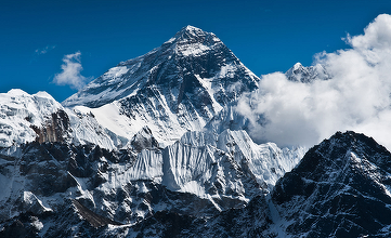 Muntele Everest este cu aproximativ 1 metru mai înalt decât a fost iniţial calculat oficial