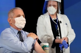 Covid-19 – Imunologul Anthony Fauci, consilier al lui Trump şi Biden, vaccinat