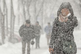 Meteorologii anunţă că în Bucureşti va continua să ningă, iar spre dimineaţă stratul de zăpadă va fi de 12 – 15 centimetri/ Temperatura minimă va fi de minus 1 – 0 grade – VIDEO