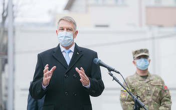 Klaus Iohannis s-a declarat dispus să se vaccineze printre primii, pentru a da oameilor încredere. De ce nu l-au lăsat specialiştii