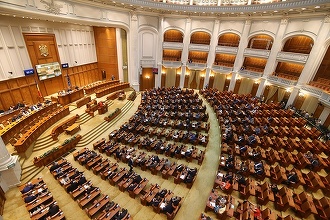 Deputaţii au păstrat un moment de reculegere în memoria martirilor de la Revoluţia din decembrie 1989