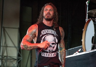 Tim Lambesis, solistul formaţiei As I Lay Dying, spitalizat după ce şi-a dat foc accidental – FOTO