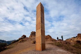 Un misterios monolit din turtă dulce a apărut în San Francisco de Crăciun