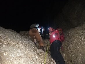 Tinerii blocaţi în Masivul Bucegi sâmbătă seară, coborâţi după o acţiune care a durat mai multe ore – FOTO, VIDEO