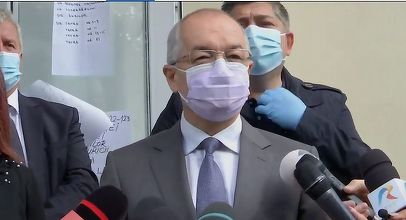 Emil Boc: Ministrul de Finanţe ne-a asigurat că toate cheltuielile legate de dotarea centrelor de vaccinare şi de plata personalulului se suportă de la bugetul de stat / Nu avem nimic personal nici cu Guvernul, nici cu ministrul Sănătăţii