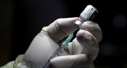 Coordonatorul centrului de vaccinare de la Rădăuţi neagă că ar fi vaccinat persoane eligibile pentru etapa a treia. Medicul spune că a aruncat vaccinuri pe fondul „frustrării” generate de sancţiunea primită