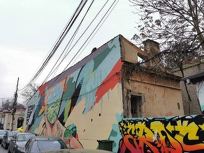 „Casa cu Graffiti” de pe strada Arthur Verona, devenită simbol al evenimentului anual Street Delivery din Bucureşti, a început să fie demolată – FOTO