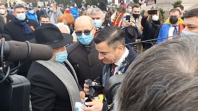 Primarul Mihai Chirica, stropit de un protestatar cu iaurt, la manifestările din Piaţa Unirii/ Bărbatul a fost ridicat de forţele de ordine