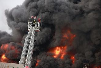Incendiu la un depozit de materiale reciclabile din Buzău; pompierii intervin cu opt maşini de stingere şi o autoscară/ A fost emis mesaj Ro-Alert, din cauza fumului dens – FOTO