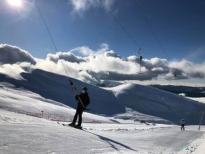 Zeci de turişti, pe pârtiile de pe Valea Prahovei, în prima zi a noului an